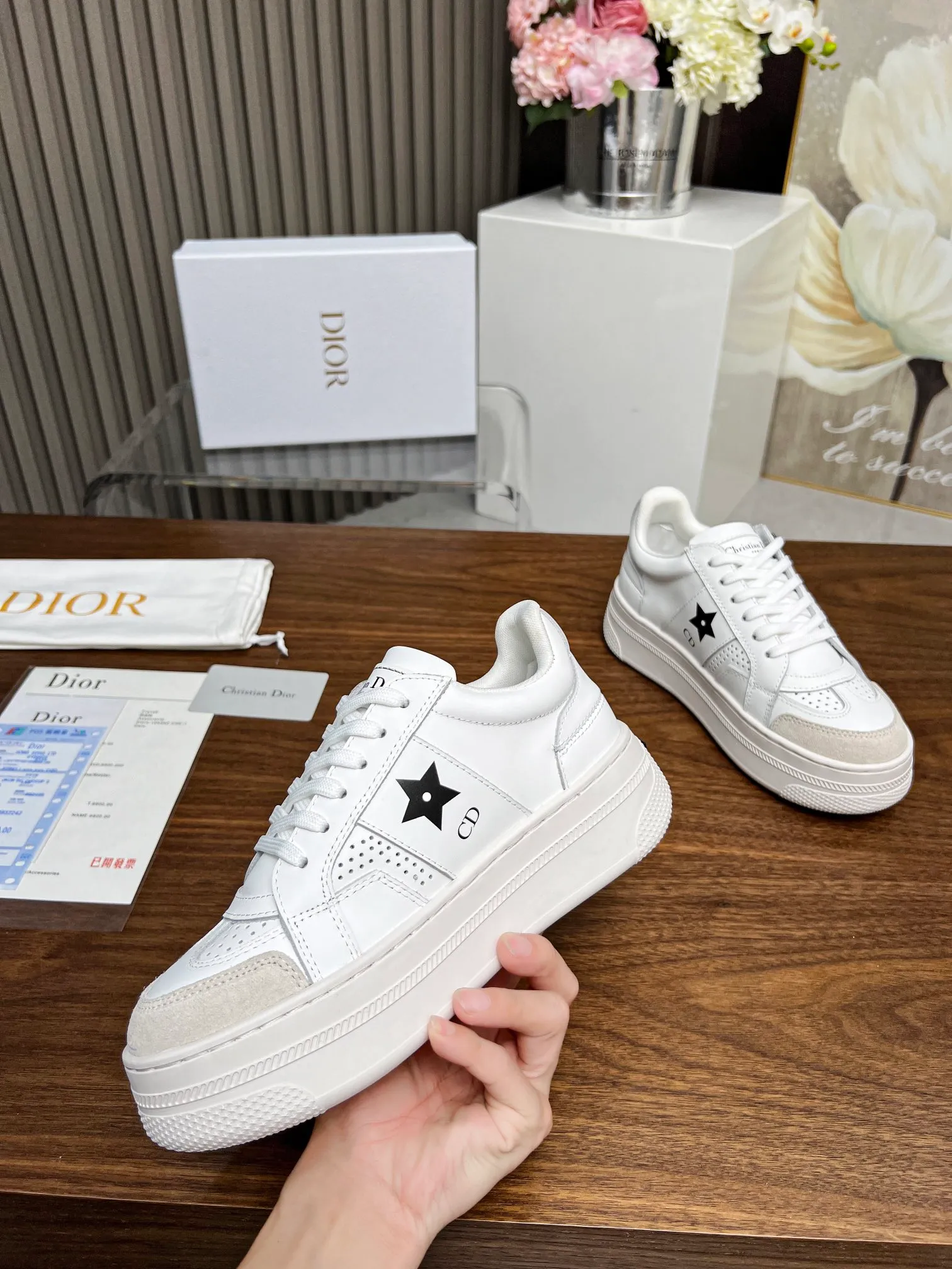 👟👟Ex-factory price 480👟👟 Dior's new 2024 Lucky Star, star sneakers, improve the signature line of modern style. The upper is carefully crafted from white calfskin, with matching suede calfskin panels on the front, and black CD signatures and star patterns on both sides, highlighting its unique charm. With a thick yet ultra-light signature sole that is 5cm taller, this sneaker can be paired with casual wear all year round. Size: 35-41. Welcome to place your order in the picture above [Rose][Rose][Rose]